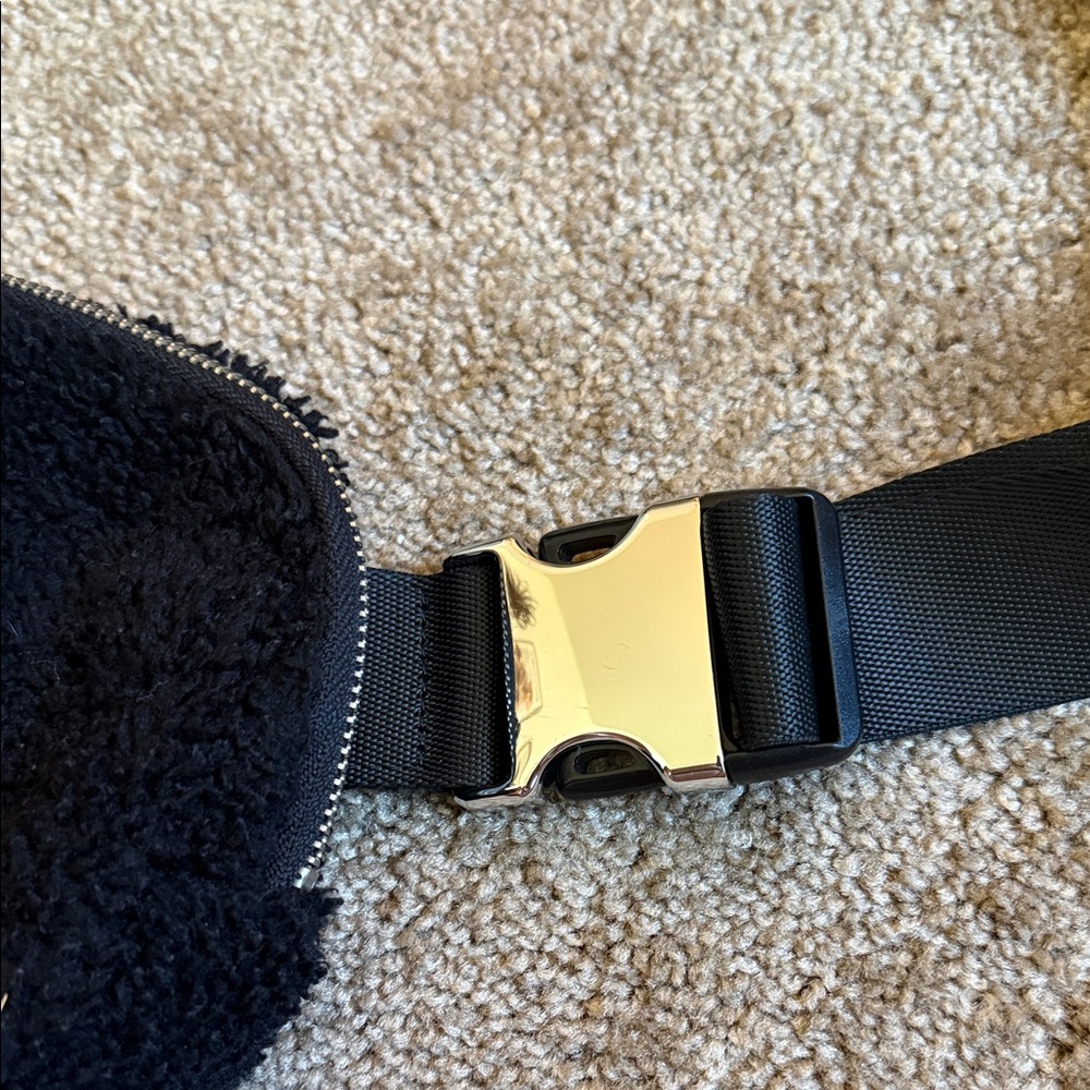 lululemon Black Fleece Belt Bag - Picture 3 of 7
